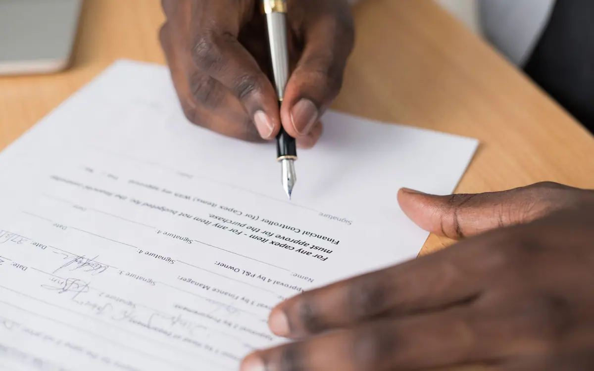 Contrat de travail : les six lignes à lire avant de signer