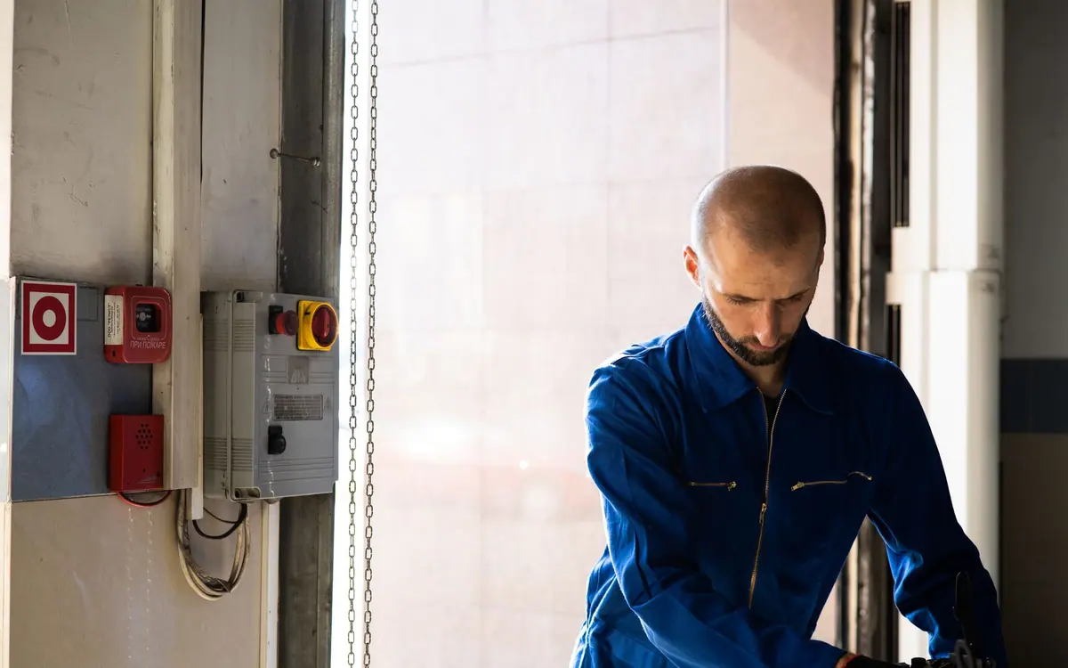 L'habilitation électrique : qui doit l'avoir, qui la paie