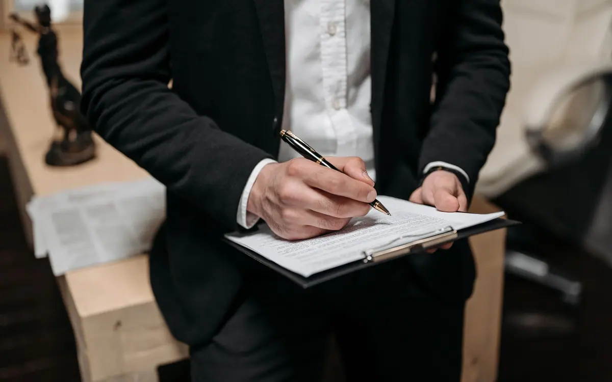 Intérim ou CDI : que choisir quand on débute ?