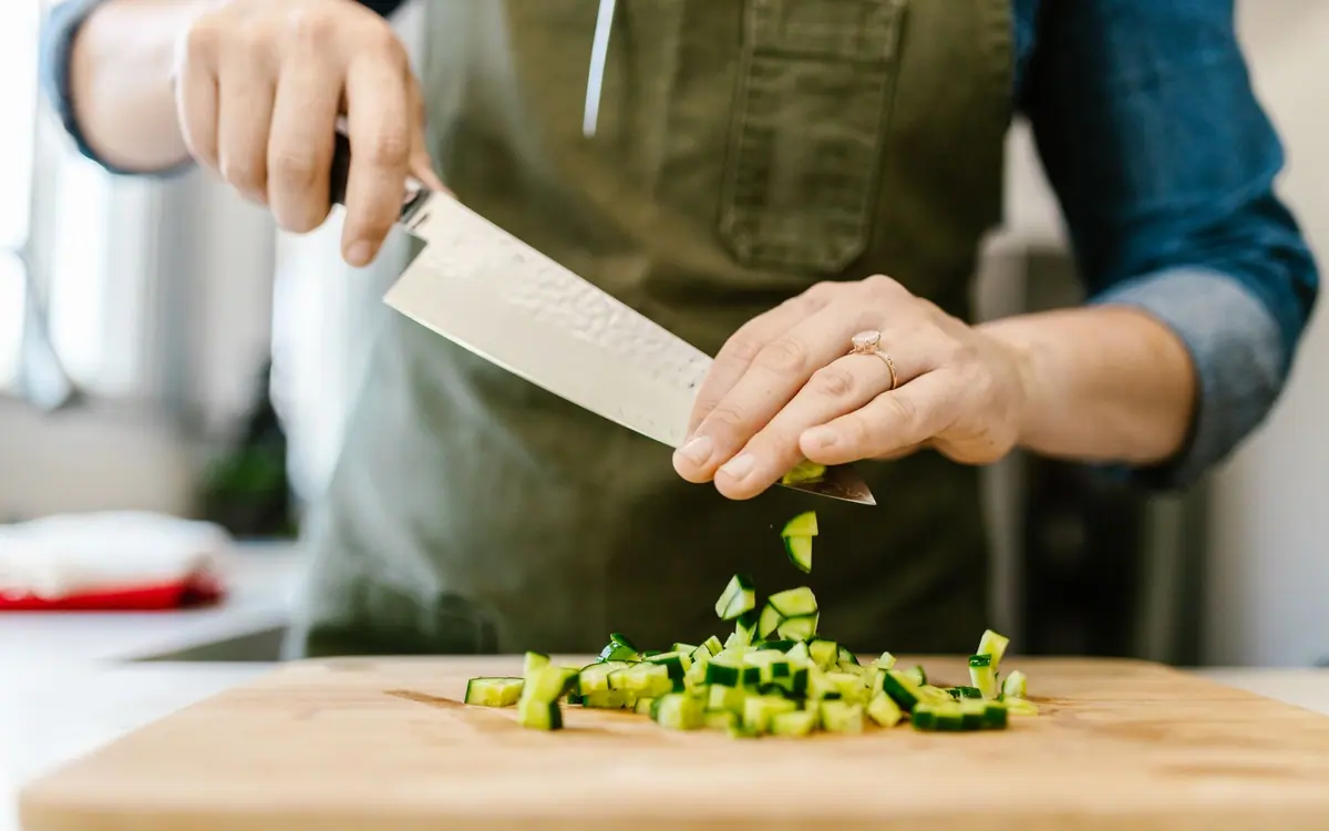 Commis de cuisine au travail