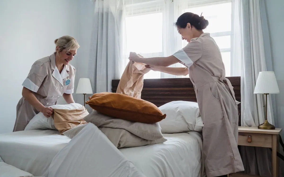 Femme et valet de chambre au travail