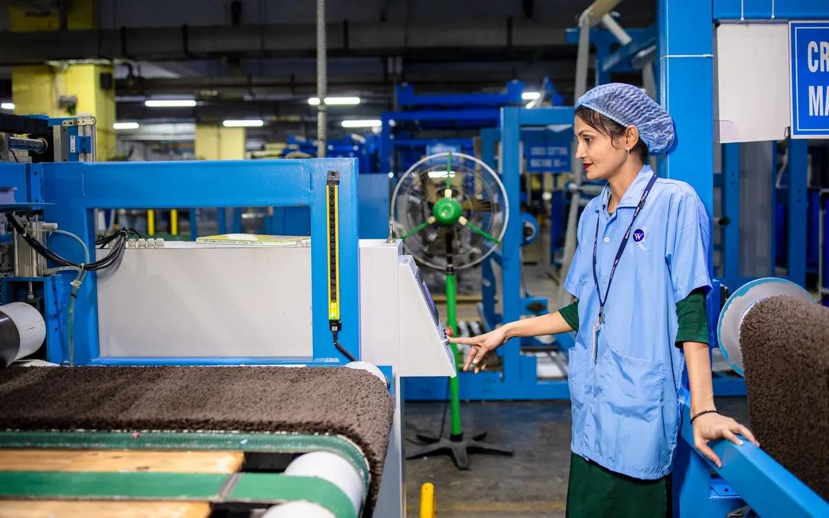 Opérateur de production au travail