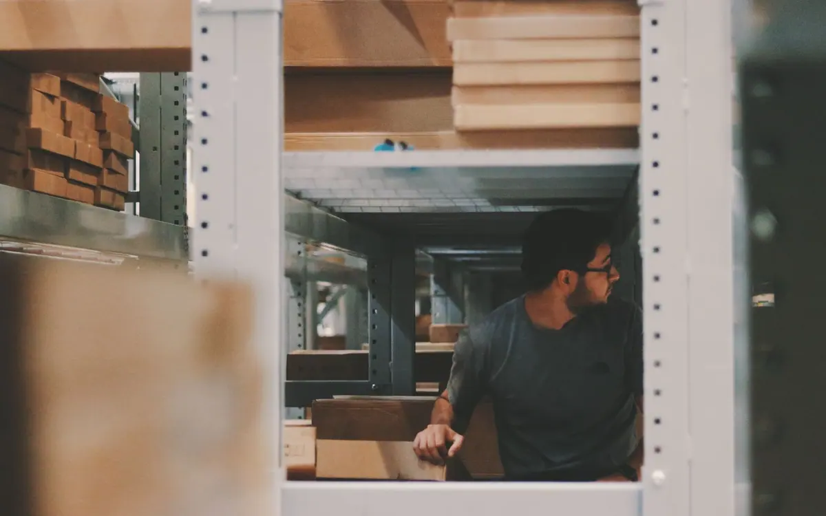 Préparateur de commandes au travail